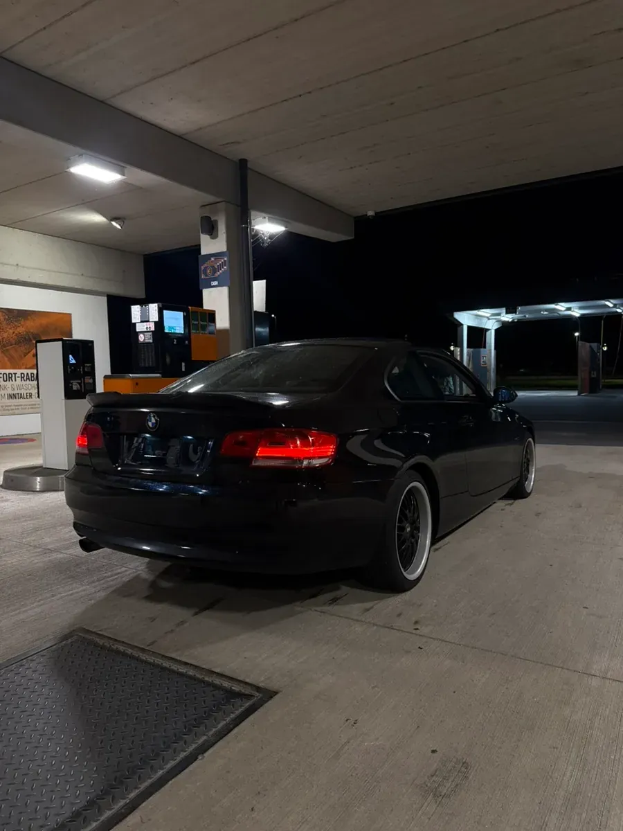 BMW 3 Series 2009 photo 3