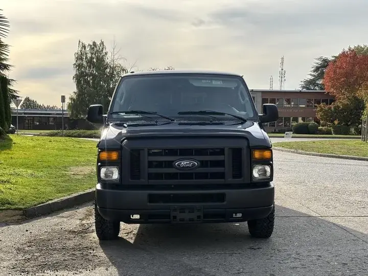 Ford E-350 2013 photo 3