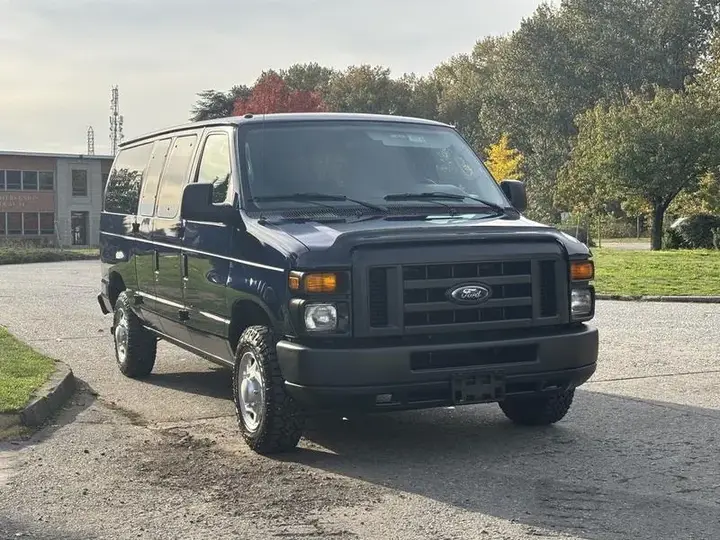 Ford E-350 2013 photo 2
