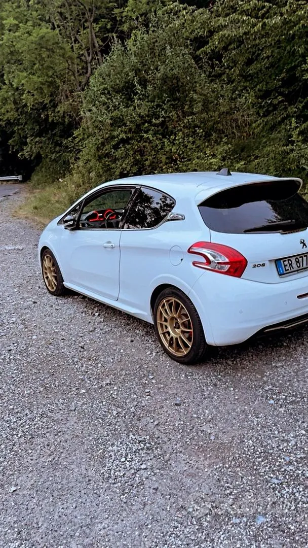 Peugeot 208 2013 photo 4