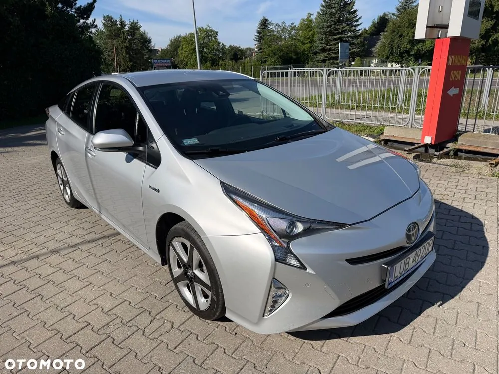 Toyota Prius 2017 photo 2