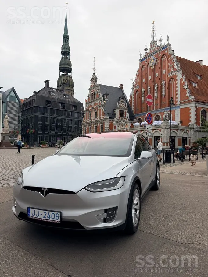 Tesla Model X 2017 photo 2