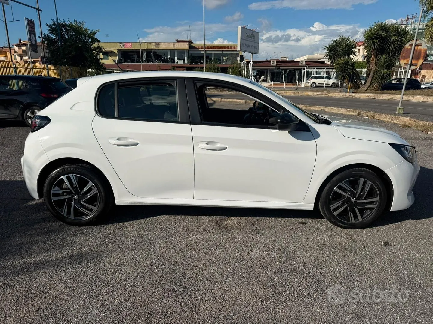 Peugeot 208 2023 photo 2