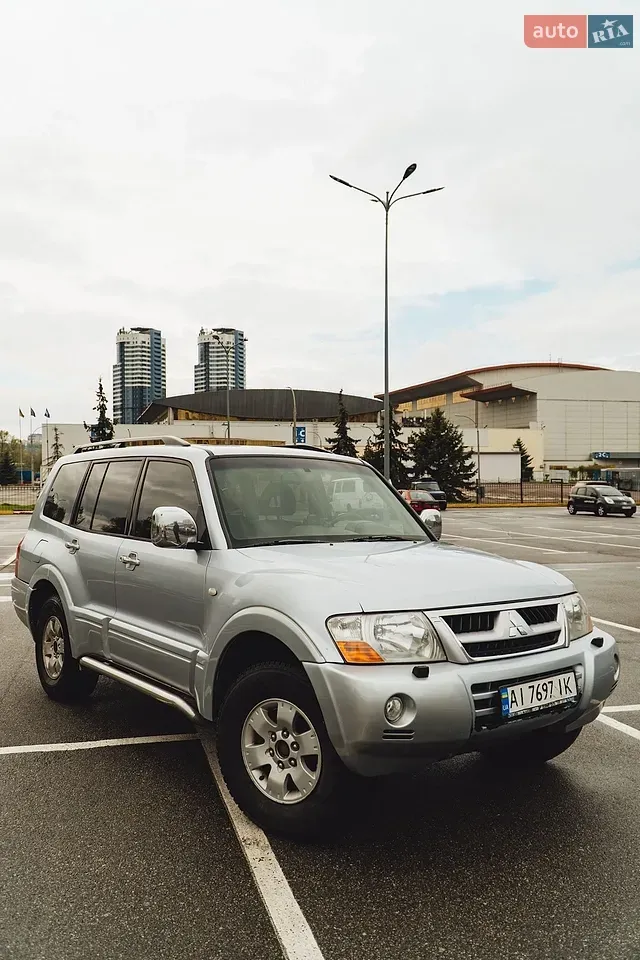 Mitsubishi Pajero Wagon 2004 photo 2