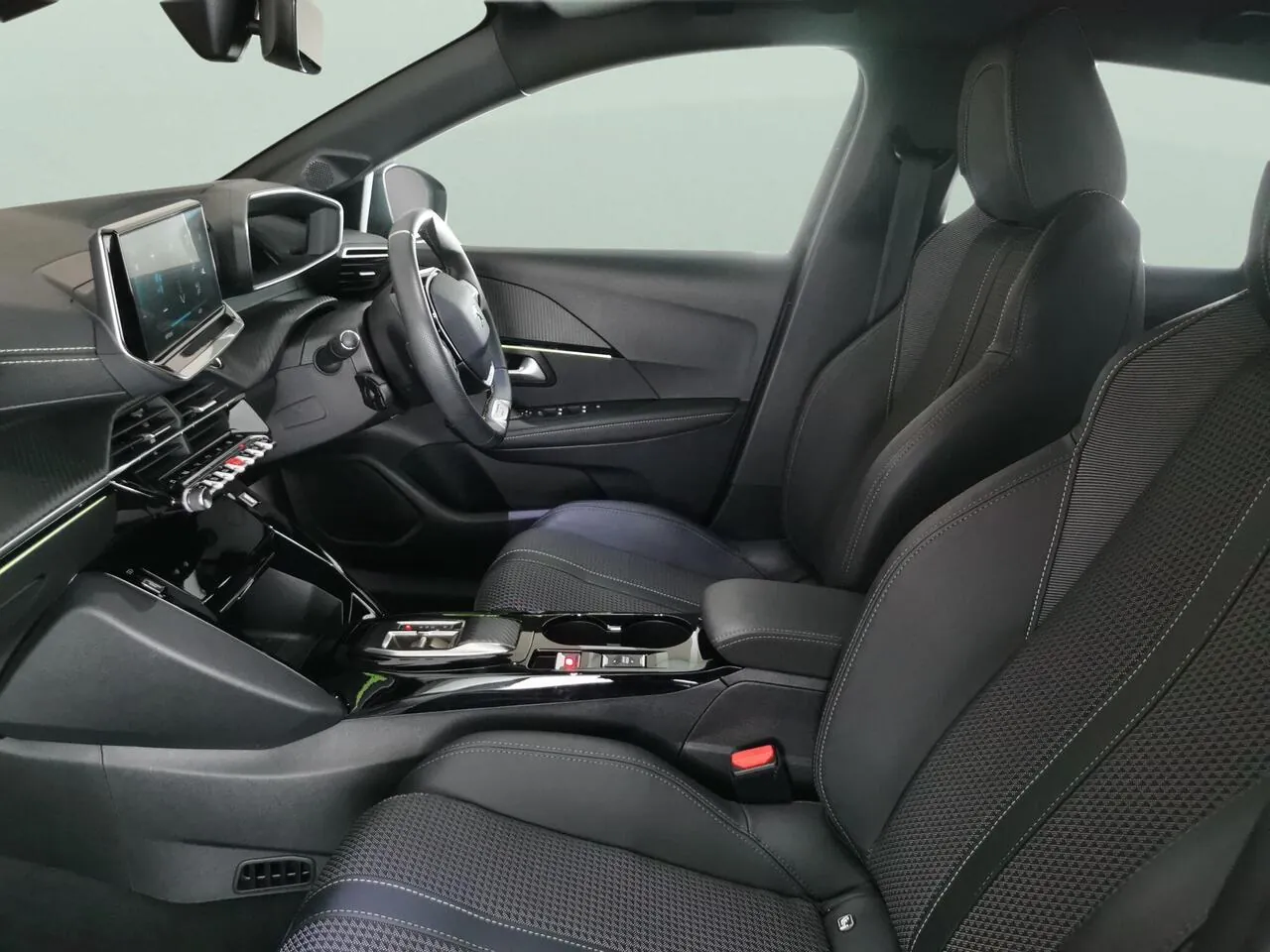 Peugeot E-208 2023 photo 4