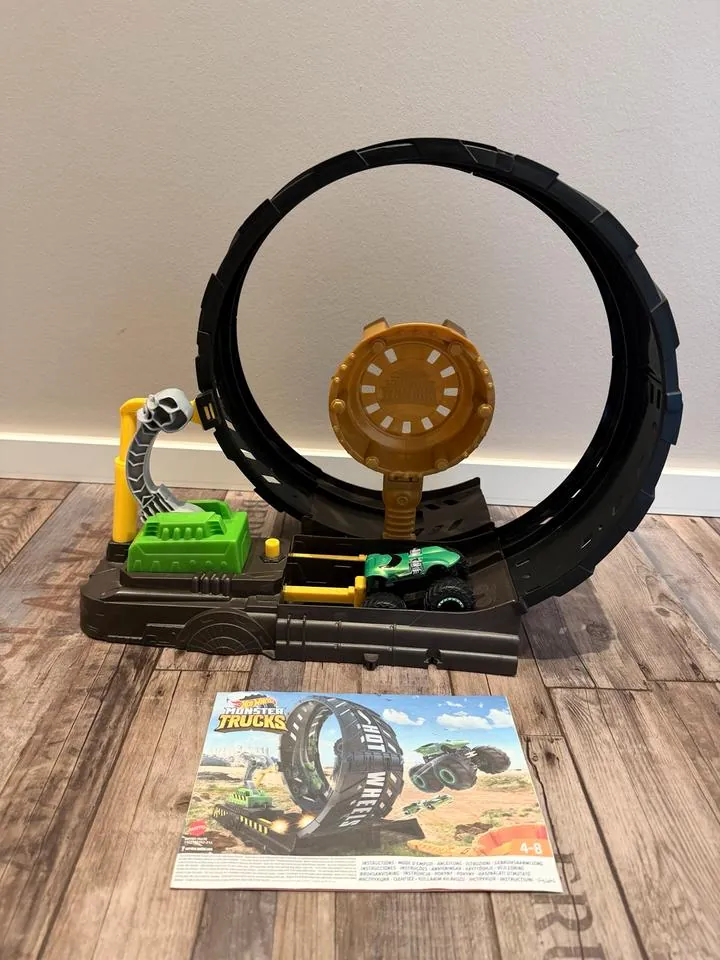 Hot Wheels Monster Trucks Looping Challenge