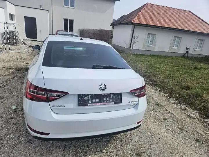 Skoda Superb 2016 photo 2