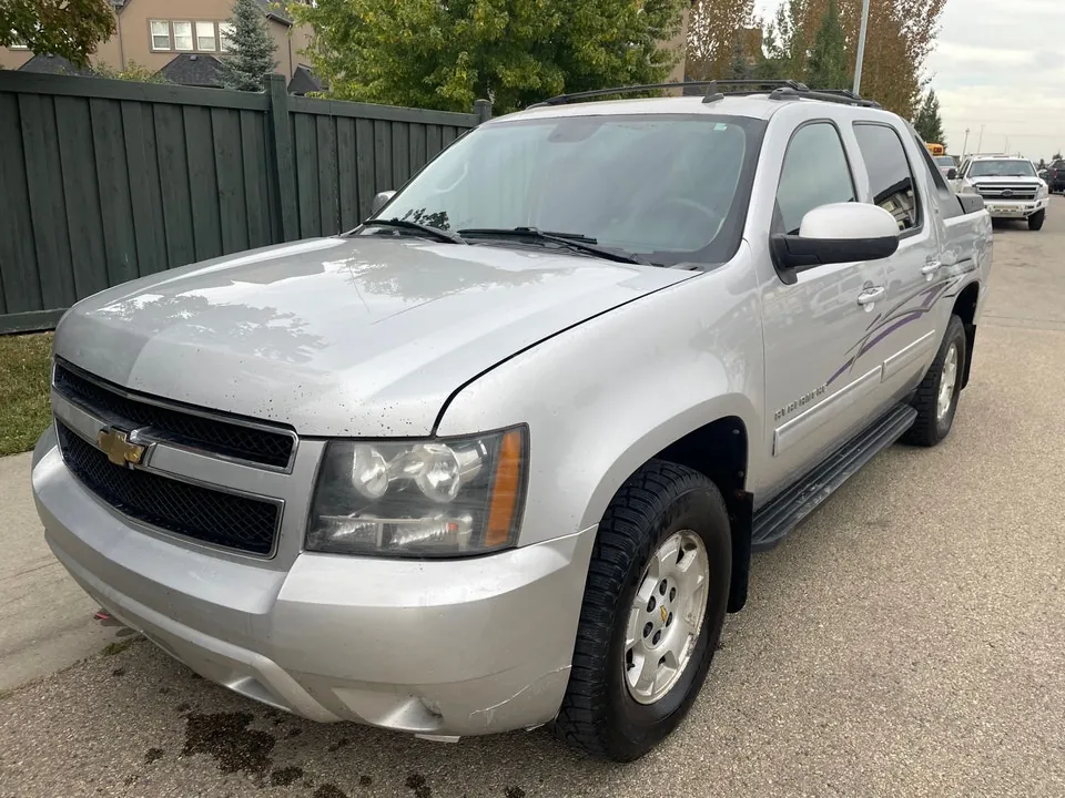 Chevrolet Avalanche 2011 photo 2