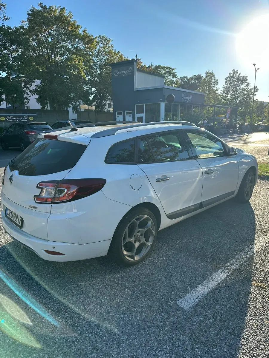 Renault Megane 2011 photo 2