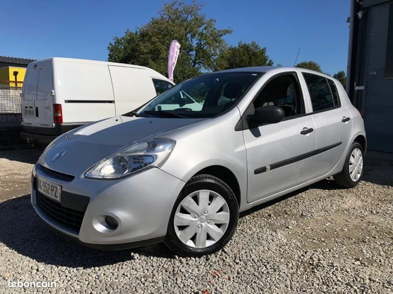 Renault Clio 2010 photo 2