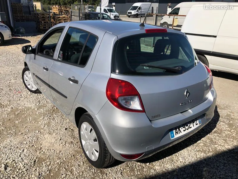 Renault Clio 2010 photo 3