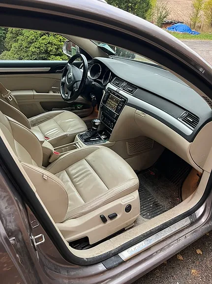 Skoda Superb 2011 photo 2