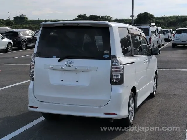 Toyota Voxy 2007 photo 4