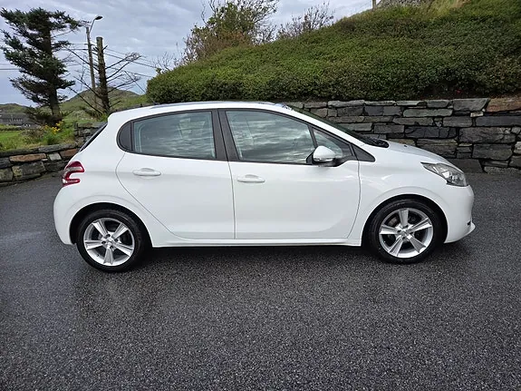 Peugeot 208 2012 photo 2