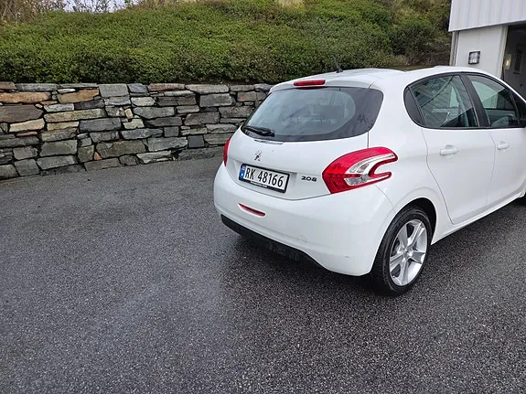 Peugeot 208 2012 photo 4