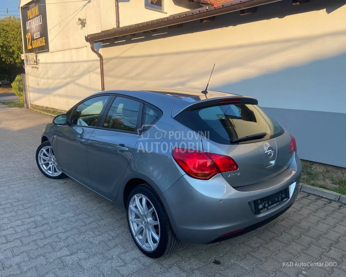 Opel Astra J 2011 photo 5