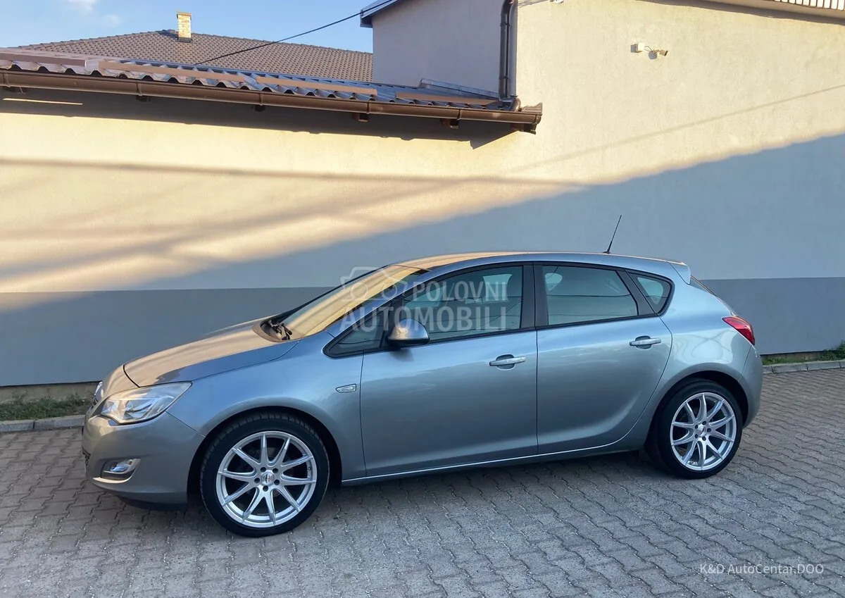 Opel Astra J 2011 photo 2