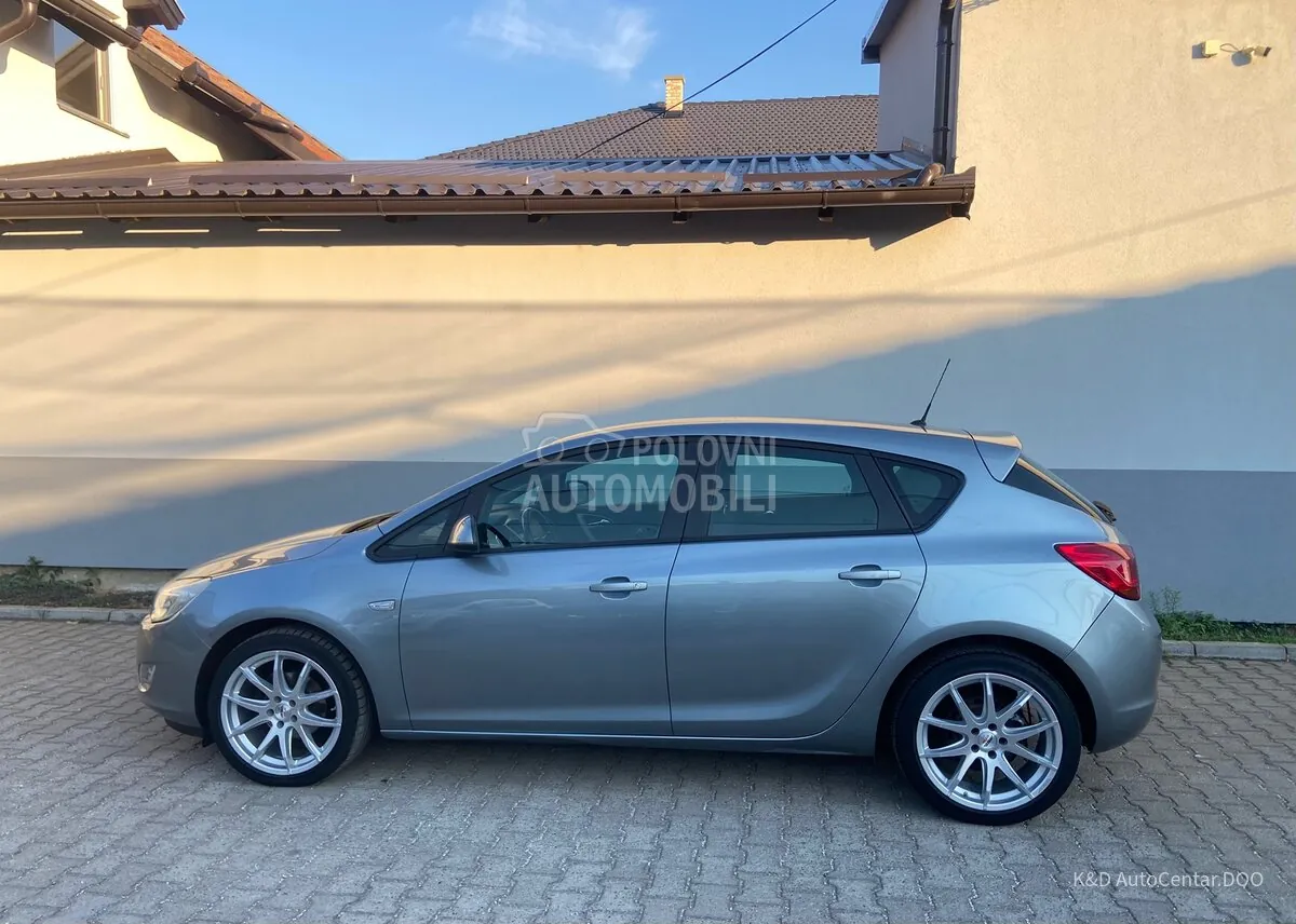 Opel Astra J 2011 photo 3