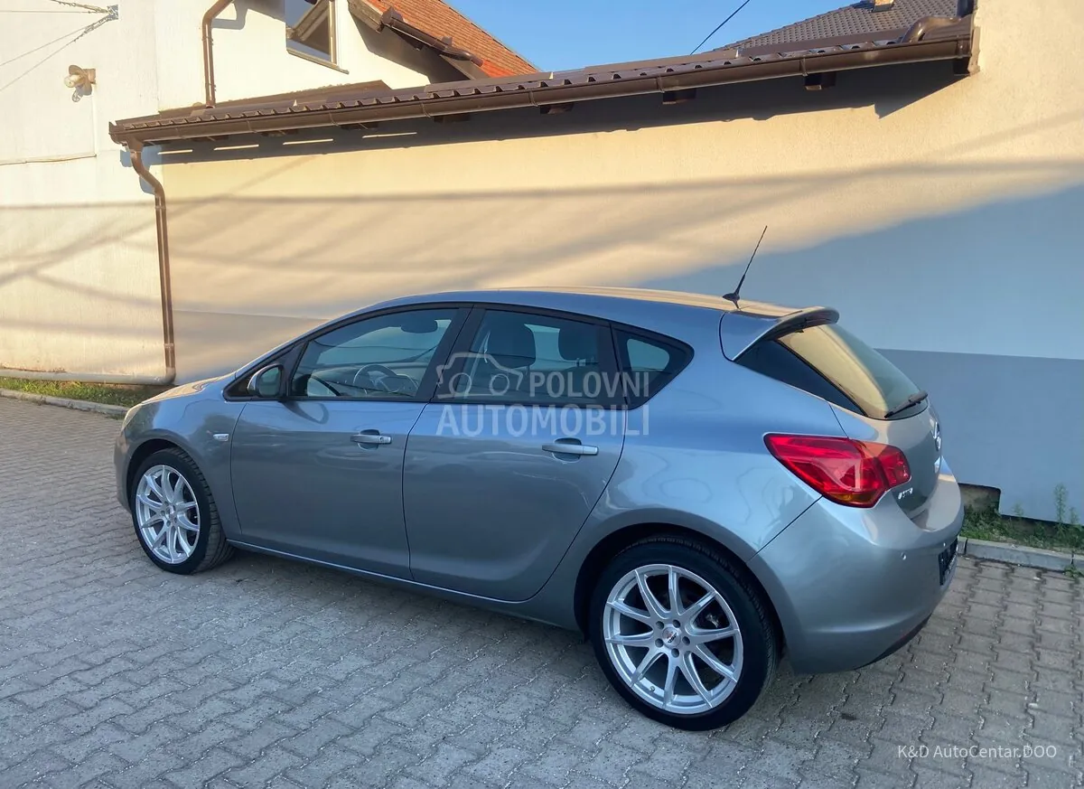 Opel Astra J 2011 photo 4