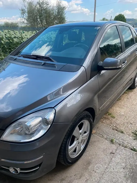 Mercedes-Benz B 180