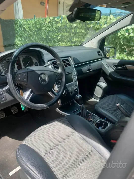 Mercedes-Benz B 180 2010 photo 3