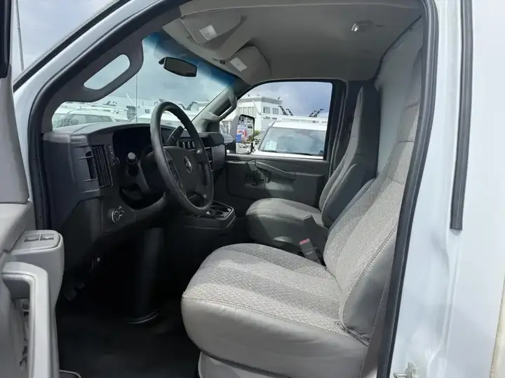 Chevrolet Express 2023 photo 3