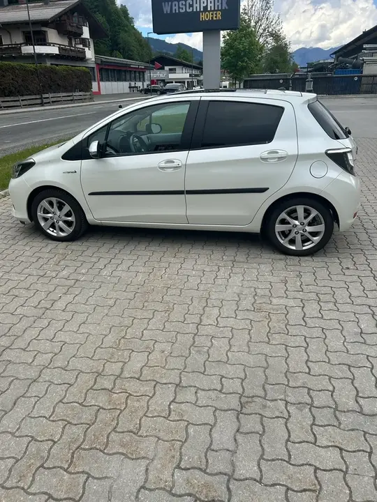 Toyota Yaris 2013 photo 2