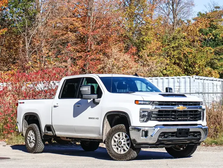 Chevrolet Silverado 2500 2025 photo 2