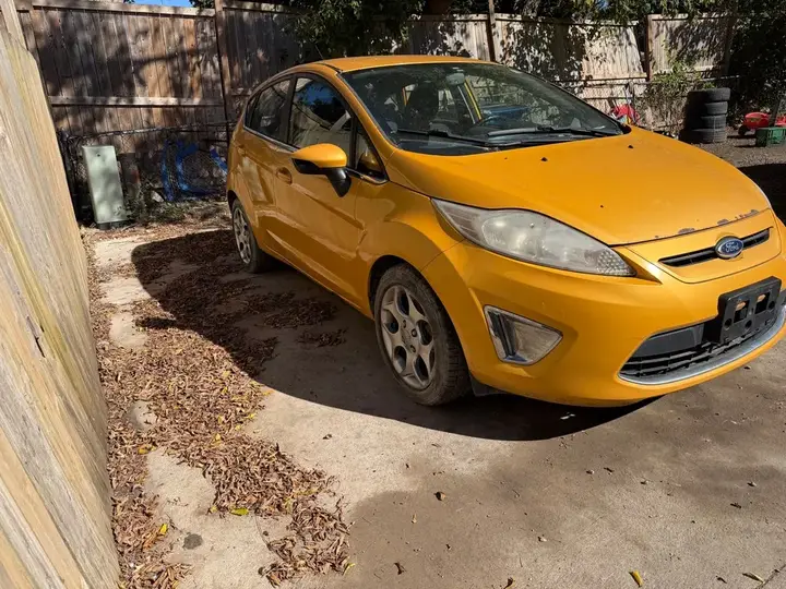Ford Fiesta 2011 photo 2