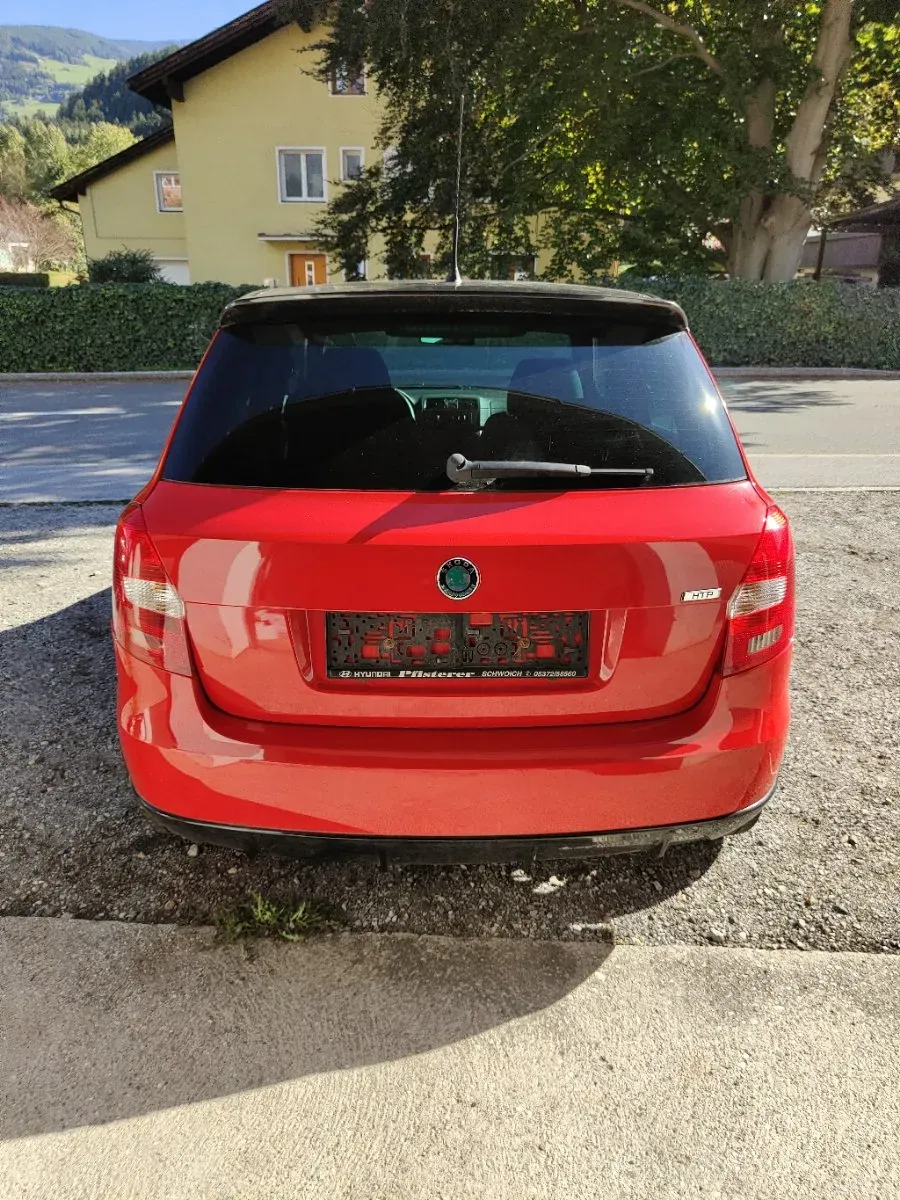 Skoda Fabia 2011 photo 3