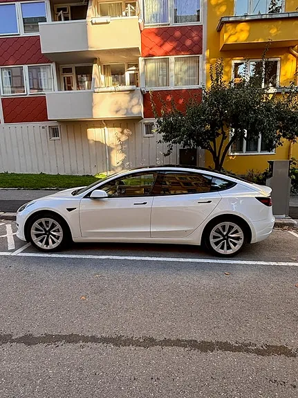 Tesla Model 3 2023 photo 2