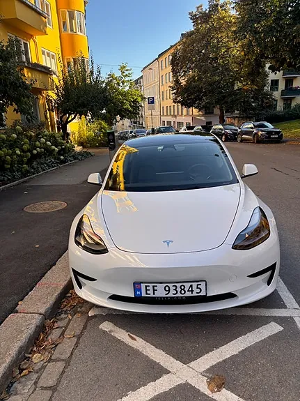 Tesla Model 3 2023 photo 4