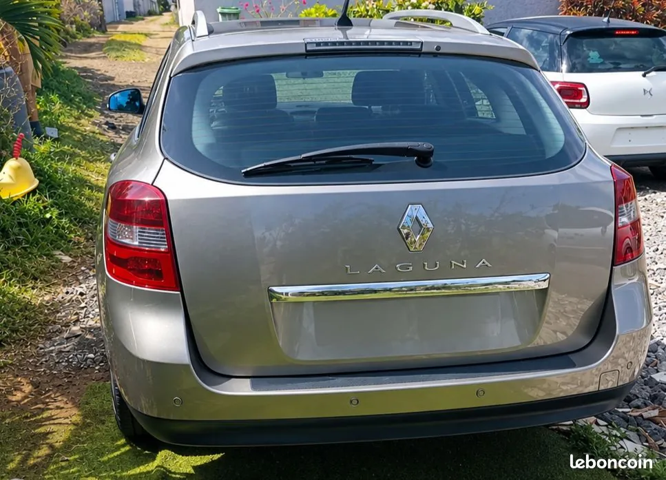Renault Laguna 2011 photo 2