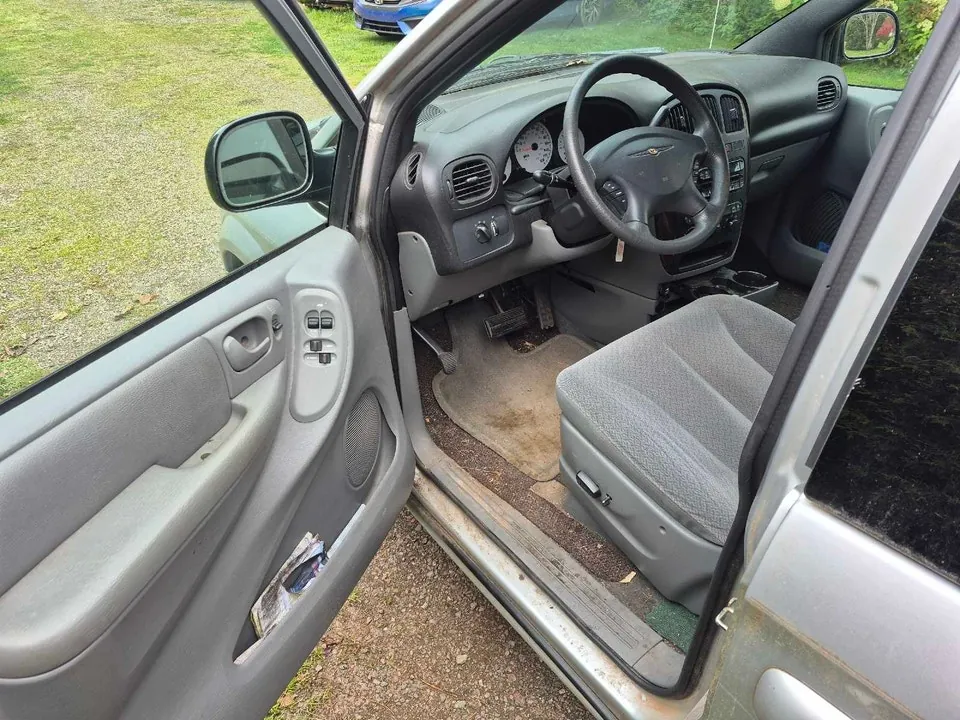 Chrysler Town & Country 2006 photo 2