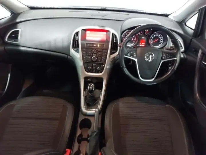 Vauxhall Astra 2014 photo 3