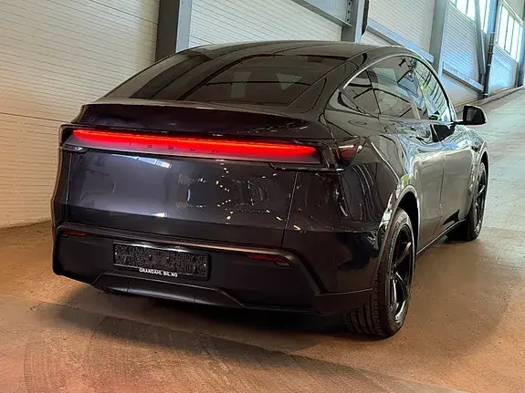 Tesla Model Y 2026 photo 5