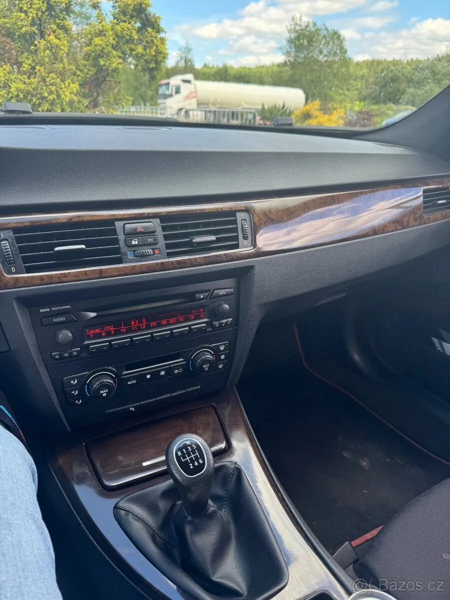 BMW 3 Series 2005 photo 2