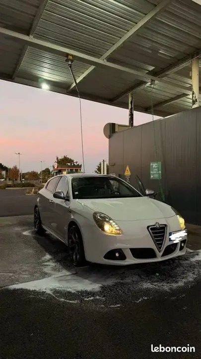 Alfa Romeo Giulietta 2010 photo 2