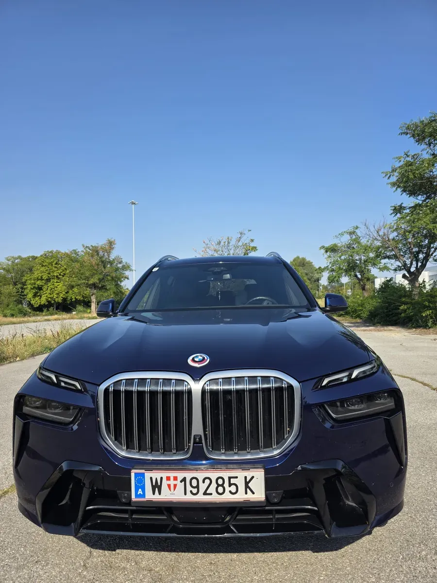BMW X7 2023 photo 2