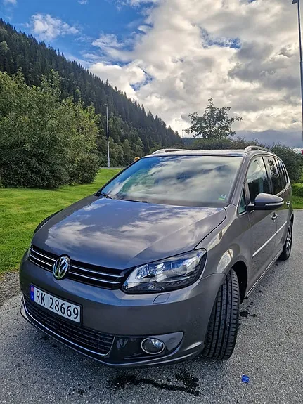 Volkswagen Touran 2011 photo 2