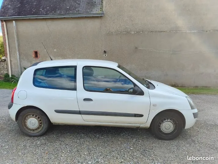 Renault Clio 2005 photo 2