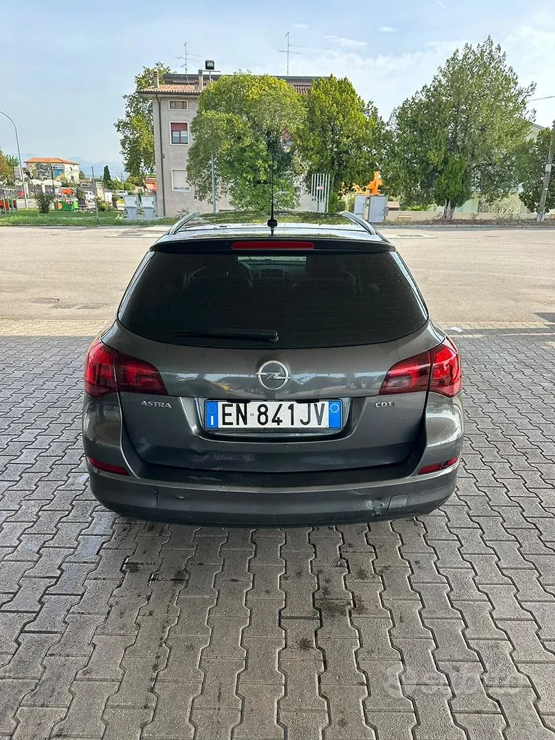 Opel Astra 2012 photo 2
