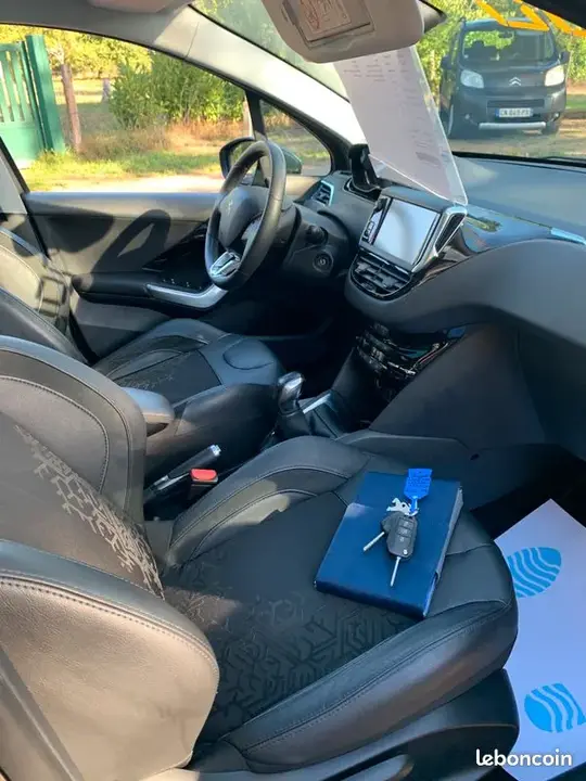 Peugeot 208 2014 photo 2