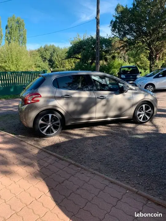 Peugeot 208 2014 photo 3