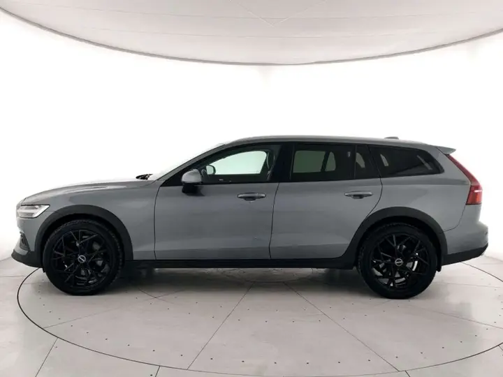 Volvo V60 2021 photo 2