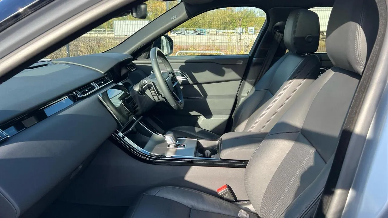 Land Rover Range Rover Velar 2024 photo 3