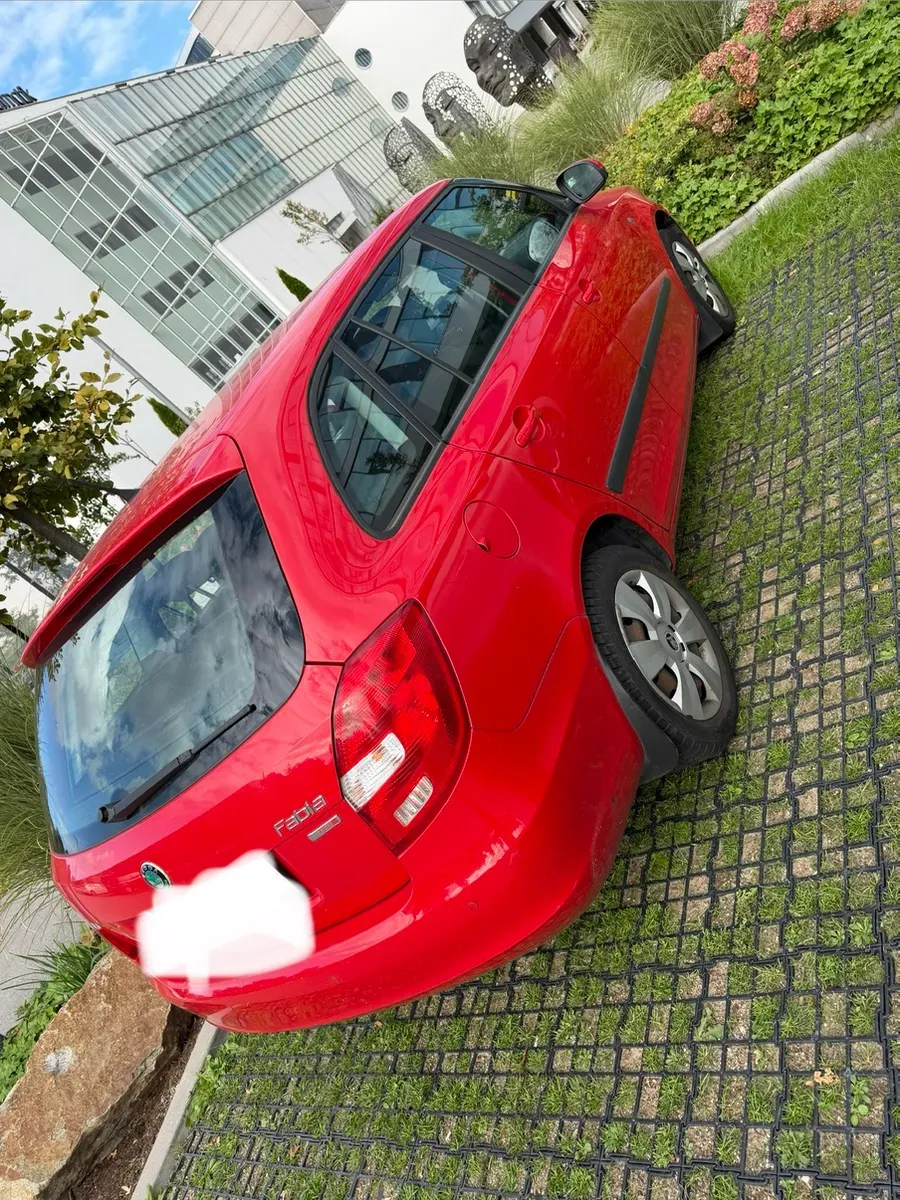 Skoda Fabia 2011 photo 2