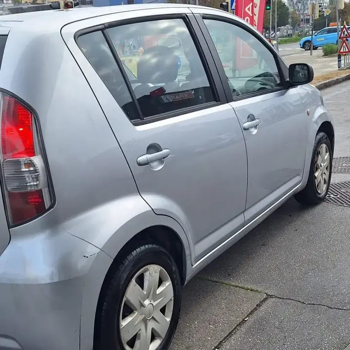 Daihatsu Sirion 2005 photo 3
