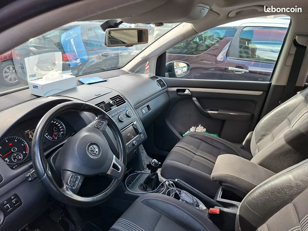 Volkswagen Touran 2012 photo 2