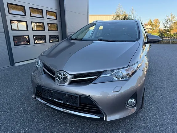 Toyota Auris 2014 photo 2